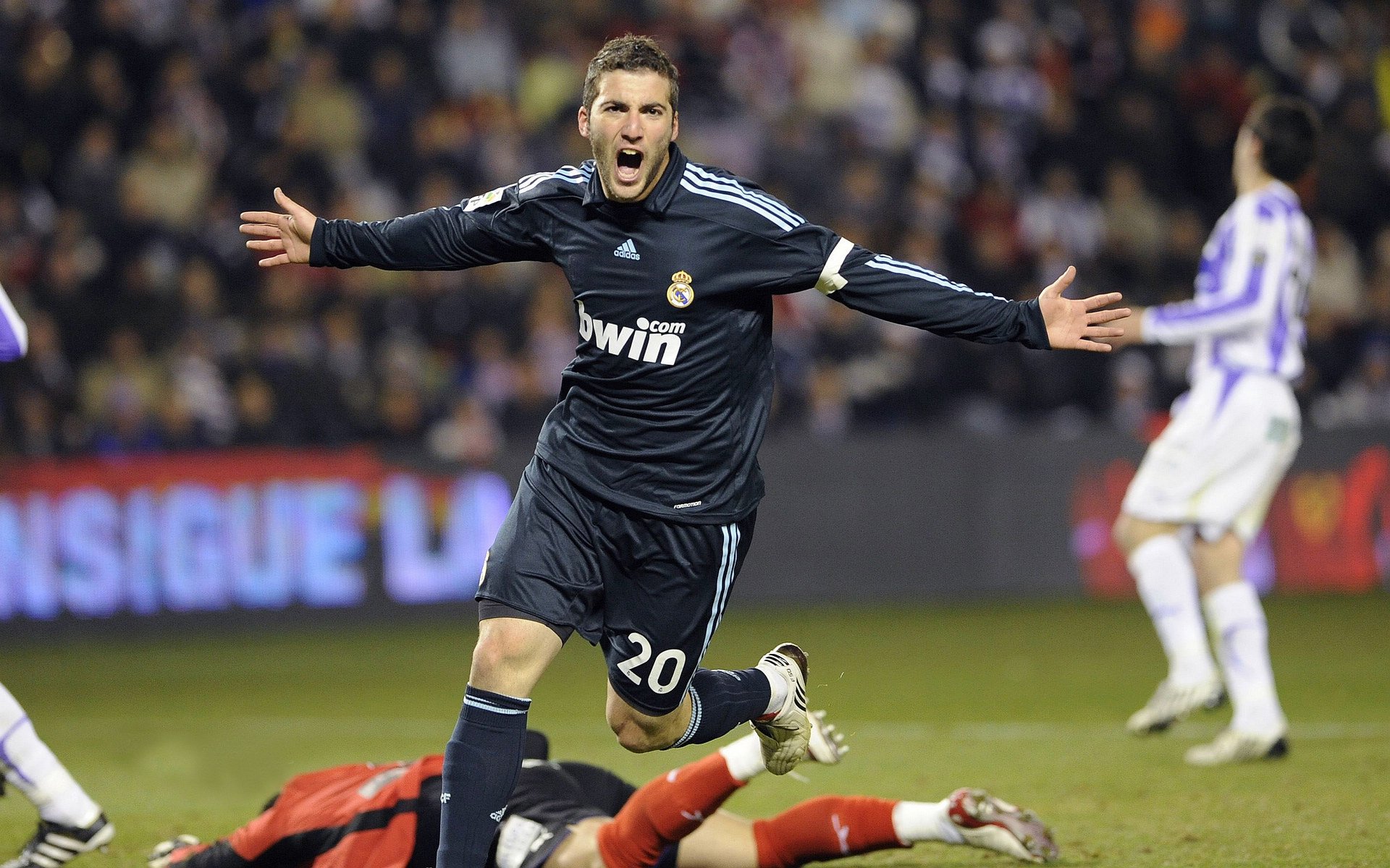 达里尔·基：他用强大的防守能力帮助全黑队在场上占据主动，达里尔哥哥